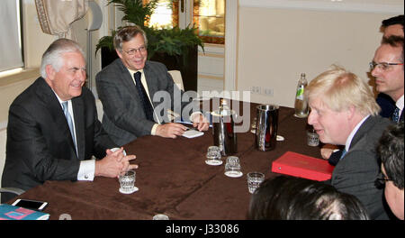 US Secretary Of State Rex Tillerson trifft sich mit britischen Außenminister Boris Johnson am Rande des G7-Außenminister-Treffen in Lucca, Italien, am 10. April 2017. Stockfoto