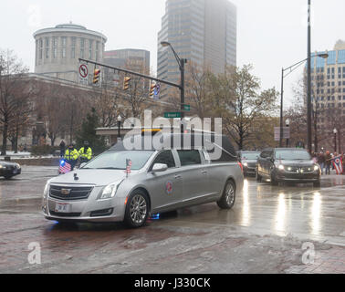 Ehemaliger Astronaut und US-Senator John Glenn Beerdigung Prozession Blätter die Ohio State House in Columbus, Ohio, Samstag, 17. Dezember 2016. Stockfoto