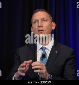 NASA Associate Administrator der Science Mission Directorate Thomas Zurbuchen präsentiert Forschungsergebnisse während eines TRAPPISTEN-1 Planeten briefing, Mittwoch, 22. Februar 2017 im NASA-Hauptquartier in Washington. Forscher enthüllt das erste bekannte System der sieben Planeten der Erde-Größe um einen einzigen Stern TRAPPISTEN-1 genannt. Bildnachweis: (NASA/Bill Ingalls) mehr: exoplanets.nasa.gov/trappist1/ (https://exoplanets.nasa.gov/trappist1/) Stockfoto