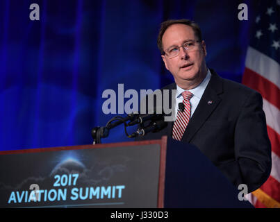 NASA-Administrator Robert Lightfoot moderiert eine Diskussion auf dem 16. Jährlichen Luftverkehrsgipfel mit Astronauten an Bord der Internationalen Raumstation. Expedition 50 Commander Shane Kimbrough und Flight Engineer Peggy Whitson teilen ihre Erfahrungen mit Marc Garneau und Carol Hallett. Stockfoto
