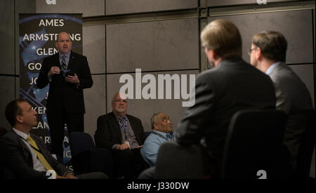 Dieses Bild zeigt Robert Jacobs, stellvertretender NASA-Associate Administrator für Kommunikation, der am 20. März 2017 ein Update der Agentur mit anderen NASA-Beamten im NASA-Hauptquartier in Washington, D.C. moderiert. Stockfoto