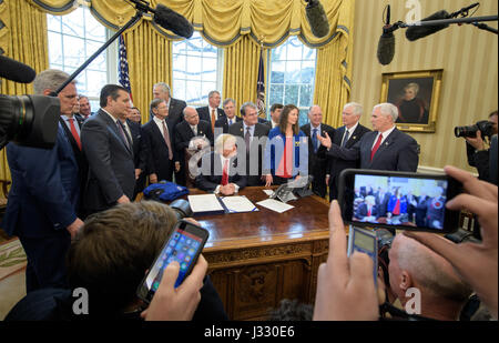 Vice President Mike Pence, Recht, spricht mit Präsident Donald Trump, Center und Mitglieder des Senats, Kongress, und die National Aeronautics and Space Administration nach der Präsident der NASA Übergang Authorization Act 2017 im Oval Office des weißen Hauses in Washington, Dienstag, 21. März 2017 unterzeichnete. Auch im Bild, von links: Rep. Kevin McCarthy, R -CA, Rep. Neal Dunn, R -FL, Sen. Ted Cruz, R-Texas, Rep. Martha Roby, R -AL, Rep. Lamar Smith, R-Texas, Sen. Luther Strange, R -AL, Rep. Robert Aderholt, R -AL, Rep. Frank Lucas, R -OK, Rep. Brian Babin, R-Texas, Rep. John Culberson, R-Te Stockfoto