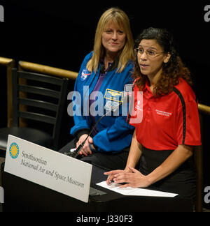 Rae Stewart, eine Smithsonian National Air und Space Museum Erklärer und Junior an der American University mit den Schwerpunkten Physik und Astrophysik spricht während der feiern Frauen History Month – immer aufgeregt über Stammzellen-Veranstaltung im Smithsonian National Air and Space Museum, Dienstag, 28. März 2017 in Washington, DC. Stockfoto