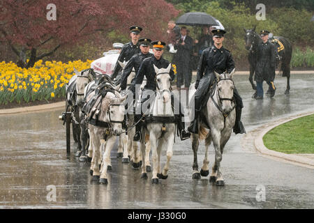 Das Bild zeigt den von Pferden gezogenen Caisson, der John Glenns Sarg während seiner Beerdigung auf dem Arlington National Cemetery am 6. April 2017 trug. Glenn, ein ehemaliger Astronaut und US-Senator, schrieb Geschichte als erster Amerikaner, der die Erde umkreiste und kehrte später mit 77 Jahren in den Weltraum zurück. Stockfoto