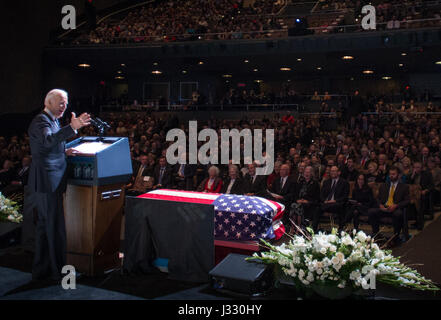 Vize-Präsident Joe Biden spricht während eines Gottesdienstes feiern das Leben ehemaliger Astronaut und US-Senator John Glenn, Samstag, 17. Dezember 2016 an der Ohio State University, Mershon Auditorium in Columbus. Bildnachweis: (NASA/Bill Ingalls) Stockfoto