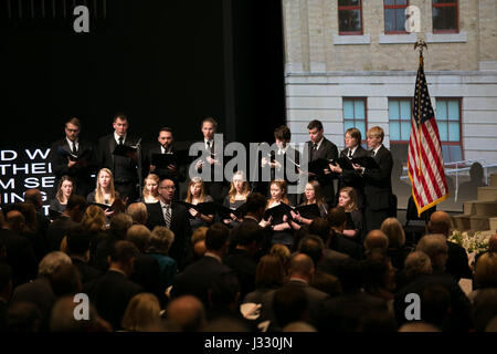 Der Muskingum University Chamber Singers und Pianist Dixie Lee Hayes Heck führen unter der Leitung von Dirigent Zebulon Highben während einer Feier des Lebens der ehemalige Astronaut und US-Senator John Glenn, Samstag, 17. Dezember 2016 an der Ohio State University, Mershon Auditorium in Columbus. Bildnachweis: (Kevin Fitzsimmons/der Ohio State University) Stockfoto