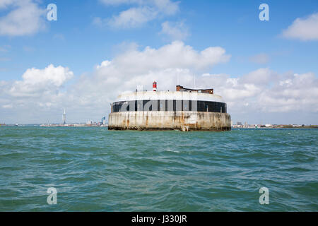 Seewärtigen Blick auf Spitbank Fort im Solent. Skyline von Portsmouth mit Spinnaker Tower hinter dieser alten Palmerston Forts zu einem Luxushotel umgebaut Stockfoto