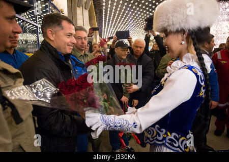 Mädchen in traditionellen Kasachstan Kleid Willkommen zurück aus dem Weltraum Expedition 50 Commander Shane Kimbrough der NASA und Flugingenieure Sergey Ryzhikov und Andrey Borisenko von Roskosmos an einem Flughafen in Karaganda willkommen Zeremonie in Kasachstan auf Montag, 10. April 2017. 2017 (Kasachisch-Zeit). Kimbrough, Ryzhikov und Borisenko sind nach 173 Tage im Weltraum zurück wo sie als Mitglieder der Expedition-49 und 50 Besatzungen an Bord der internationalen Raumstation ISS dienten. Bildnachweis: (NASA/Bill Ingalls) Stockfoto