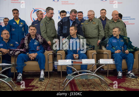 Am Montag, 10. April 2017 gesehen Expedition 50 Commander Shane Kimbrough der NASA, links, und Flugingenieure Sergey Ryzhikov, Zentrum und Andrey Borisenko von Roskosmos Preisverleihung Karaganda Airport Willkommen in Kasachstan. 2017 (Kasachisch-Zeit). Kimbrough, Ryzhikov und Borisenko sind nach 173 Tage im Weltraum zurück wo sie als Mitglieder der Expedition-49 und 50 Besatzungen an Bord der internationalen Raumstation ISS dienten. Bildnachweis: (NASA/Bill Ingalls) Stockfoto