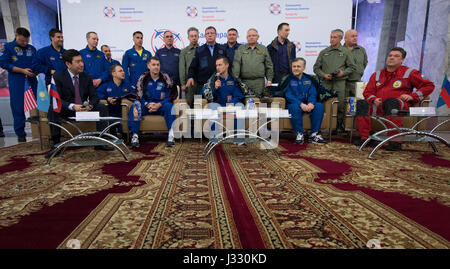 Am Montag, 10. April 2017 gesehen Expedition 50 Commander Shane Kimbrough der NASA, links, und Flugingenieure Sergey Ryzhikov, Zentrum und Andrey Borisenko von Roskosmos Preisverleihung Karaganda Airport Willkommen in Kasachstan. 2017 (Kasachisch-Zeit). Kimbrough, Ryzhikov und Borisenko sind nach 173 Tage im Weltraum zurück wo sie als Mitglieder der Expedition-49 und 50 Besatzungen an Bord der internationalen Raumstation ISS dienten. Bildnachweis: (NASA/Bill Ingalls) Stockfoto