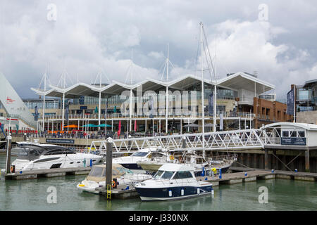 Waterfront-Restaurants in Gunwharf Portsmouth eine sehr moderne Einkaufs- und Unterhaltungsmöglichkeiten Gegend mit Blick auf den Hafen. Bekannte Marken auf die Ladenfronten. Stockfoto