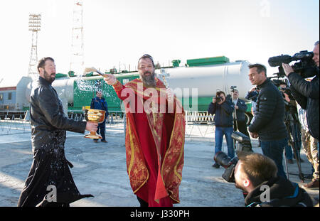 Ein orthodoxer Priester segnet die Medien auf der Startrampe in Baikonur Kosmodrom auf Mittwoch, 19. April 2017 in Kasachstan. Start der Sojus-Rakete ist für April geplant 20 Baikonur Zeit und bringt Expedition 51 Sojus Commander Fyodor Yurchikhin von Roskosmos und Flugingenieur Jack Fischer von der NASA in den Orbit um ihre vier und einen halben Monat Mission auf der internationalen Raumstation ISS zu beginnen. Bildnachweis: (NASA/Aubrey Gemignani) Stockfoto