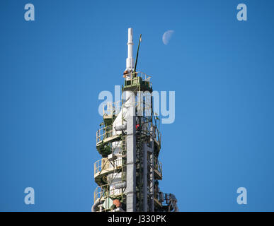 Der Mond sieht hinter das Raumschiff Sojus MS-04 auf dem Kosmodrom Baikonur Launch Pad auf Mittwoch, 19. April 2017 in Kasachstan. Start der Sojus-Rakete ist für April geplant 20 Baikonur Zeit und bringt Expedition 51 Sojus Commander Fyodor Yurchikhin von Roskosmos und Flugingenieur Jack Fischer von der NASA in den Orbit um ihre vier und einen halben Monat Mission auf der internationalen Raumstation ISS zu beginnen. Bildnachweis: (NASA/Aubrey Gemignani) Stockfoto