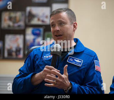 Expedition 51 Flugingenieur Jack Fischer der NASA, beantwortet eine Frage während einer Pressekonferenz am Mittwoch, 19. April 2017, die Kosmonauten Hotel in Baikonur, Kasachstan. Start der Sojus Rakete ist für 20. April geplant und führt Fischer und Sojus-Kommandant Fyodor Yurchikhin von Roskosmos in den Orbit um ihre vier und einen halben Monat Mission auf der internationalen Raumstation ISS zu beginnen. Bildnachweis: (NASA/Aubrey Gemignani) Stockfoto