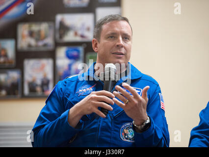 Expedition 51 Flugingenieur Jack Fischer der NASA, beantwortet eine Frage während einer Pressekonferenz am Mittwoch, 19. April 2017, die Kosmonauten Hotel in Baikonur, Kasachstan. Start der Sojus Rakete ist für 20. April geplant und führt Fischer und Sojus-Kommandant Fyodor Yurchikhin von Roskosmos in den Orbit um ihre vier und einen halben Monat Mission auf der internationalen Raumstation ISS zu beginnen. Bildnachweis: (NASA/Aubrey Gemignani) Stockfoto