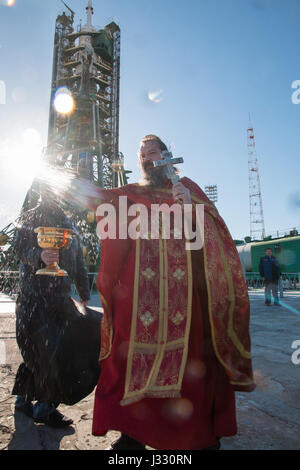 Ein orthodoxer Priester segnet die Medien auf der Startrampe in Baikonur Kosmodrom auf Mittwoch, 19. April 2017 in Kasachstan.  Start der Sojus-Rakete ist für April geplant 20 Baikonur Zeit und bringt Expedition 51 Sojus Commander Fyodor Yurchikhin von Roskosmos und Flugingenieur Jack Fischer von der NASA in den Orbit um ihre vier und einen halben Monat Mission auf der internationalen Raumstation ISS zu beginnen. Bildnachweis: (NASA/Victor Zelentsov) Stockfoto