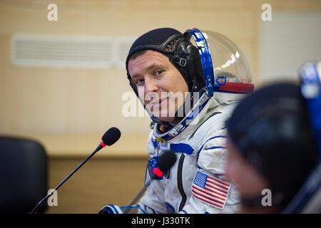 Expedition 51 Flugingenieur Jack Fischer der NASA spricht mit seiner Familie, nachdem er seine russische Sokol Anzug Druck überprüft in Vorbereitung auf die an Bord der Sojus MS-04-Raumschiff auf Donnerstag, 20. April 2017 am Weltraumbahnhof Baikonur in Kasachstan starten. Das Sojus-Raumschiff mit Fischer und Sojus-Kommandant Fyodor Yurchikhin von Roskosmos soll Baikonur Zeitpunkt 13:13 am 20. April starten. Bildnachweis: (NASA/Aubrey Gemignani) Stockfoto