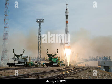 Die MS-04 Sojus-Rakete startet vom Weltraumbahnhof Baikonur in Kasachstan am Donnerstag, 20. April 2017 Baikonur Zeit tragen Expedition 51 Sojus-Kommandant Fyodor Yurchikhin von Roskosmos und Flugingenieur Jack Fischer von der NASA in den Orbit um ihre vier und einen halben Monat Mission auf der internationalen Raumstation ISS zu beginnen. (Photo Credit: NASA/Aubrey Gemignani) Stockfoto