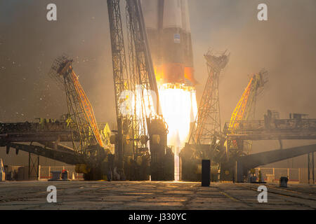 Die MS-04 Sojus-Rakete startet vom Weltraumbahnhof Baikonur in Kasachstan am Donnerstag, 20. April 2017 Baikonur Zeit tragen Expedition 51 Sojus-Kommandant Fyodor Yurchikhin von Roskosmos und Flugingenieur Jack Fischer von der NASA in den Orbit um ihre vier und einen halben Monat Mission auf der internationalen Raumstation ISS zu beginnen. (Photo Credit: NASA/Aubrey Gemignani) Stockfoto