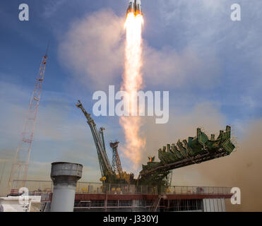 Die MS-04 Sojus-Rakete startet vom Weltraumbahnhof Baikonur in Kasachstan am Donnerstag, 20. April 2017 Baikonur Zeit tragen Expedition 51 Sojus-Kommandant Fyodor Yurchikhin von Roskosmos und Flugingenieur Jack Fischer von der NASA in den Orbit um ihre vier und einen halben Monat Mission auf der internationalen Raumstation ISS zu beginnen. (Photo Credit: NASA/Aubrey Gemignani) Stockfoto