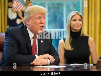 Präsident Donald Trump, zusammen mit ersten Tochter Ivanka Trump Gespräche mit NASA-Astronauten Peggy Whitson und Jack Fischer an Bord der internationalen Raumstation ISS Montag, 24. April 2017 aus dem Oval Office des weißen Hauses in Washington. Der Präsident gratulierte Whitson für den Rekord für kumulative Zeit im Raum, ein US-Astronaut. Der Präsident und die erste Tochter waren auch zusammen mit NASA-Astronaut Kate Rubins und diskutiert mit den drei Astronauten, was es heißt zu leben und arbeiten auf der Umlaufbahn Vorposten sowie die Bedeutung des Stammes.  Bildnachweis: (NASA/Bill Ingalls) Stockfoto