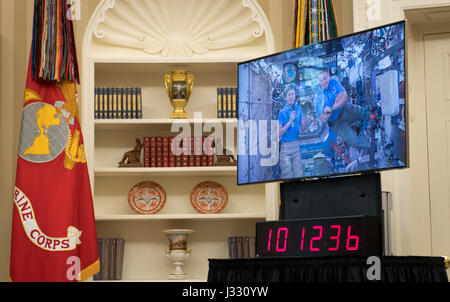 Die NASA-Astronauten Peggy Whitson, Jack Fischer und Kate Rubins treten an Bord der Internationalen Raumstation in einer Videokonferenz mit Präsident Donald Trump und Ivanka Trump am 24. April 2017 auf. Das Gespräch feiert Whitsons Rekord für die kumulative Zeit, die ein US-Astronaut im Weltraum verbracht hat, und betont die Bedeutung der MINT-Ausbildung. Stockfoto