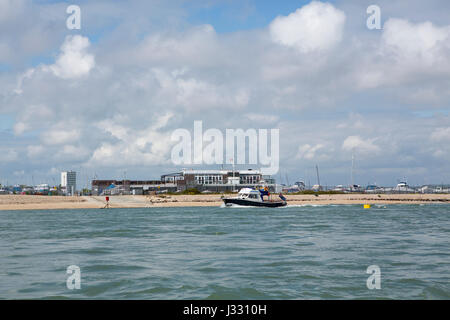 Kleinen Motorschiff Langstone Hafen vorbei an der Eastney-Segel-Club verlassen. Stockfoto