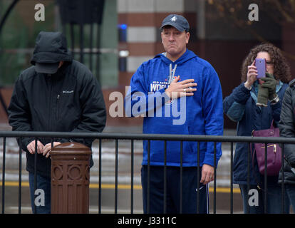 Am 17. Dezember 2016 versammelten sich Mitglieder der Öffentlichkeit, um den ehemaligen Astronauten und US-Senator John Glenn während seiner Beerdigungsprozession vor dem Ohio Statehouse in Columbus, Ohio, zu ehren. Stockfoto