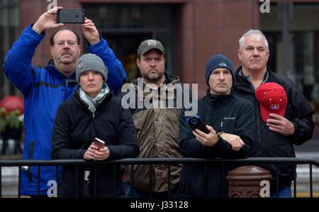 Mitglieder der Öffentlichkeit nehmen am 17. Dezember 2016 an der Trauerprozession des ehemaligen Astronauten und US-Senators John Glenn Teil, die im Ohio Statehouse in Columbus stattfand. Stockfoto