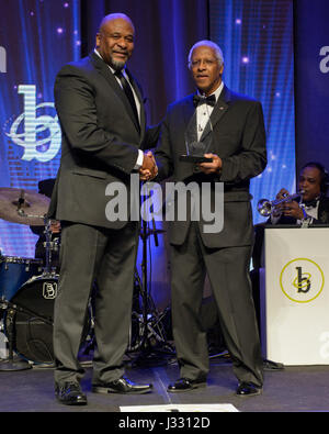 NASA Deputy Associate Administrator für Bildung Dr. Roosevelt Johnson, Recht, stellt Allen Parker, ein Research Engineer bei Armstrong Flight Research Center der NASA mit dem Karriere-Erfolg in Government Award während der 31. Black Engineer des Jahres Awards Gala am Samstag, 11. Februar 2017 bei Washington Marriott Wardman Park Hotel in Washington, DC.  Parker und Janet Sellars, stellvertretender Administrator für Vielfalt und Chancengleichheit im NASA-Hauptquartier handeln Corporate Promotion of Education Award während der Veranstaltung vorgestellt. Stockfoto