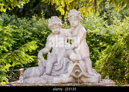 Wien, Österreich, 4. Juli 2016: Antike Brunnen mit Statuen Gärten von Schloss Schönbrunn, Wien, Österreich Stockfoto