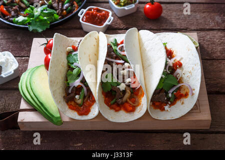 Fajitas, mexikanische Rindfleisch mit gegrilltem Gemüse in Tortilla wraps Stockfoto