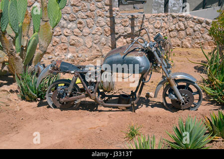 Motorrad in der Solitare Café und Tankstelle Namibia aufgegeben Stockfoto