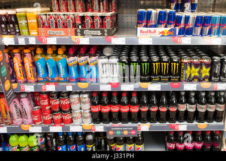 Kohlensäurehaltige Getränke zum Verkauf auf einem Supermarktregal. Stockfoto