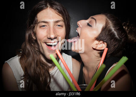 Freunde heraus hängen zu einem night club Stockfoto