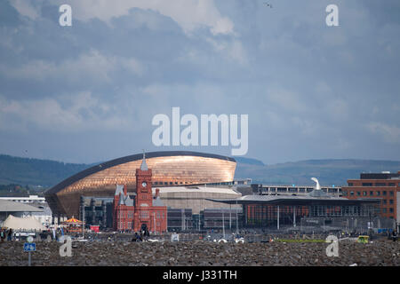 Der rote Backstein Pierhead Building, Senedd und Wales Millennium Centre Cardiff Bay Barrage in Cardiff, Wales, UK gesehen. Stockfoto