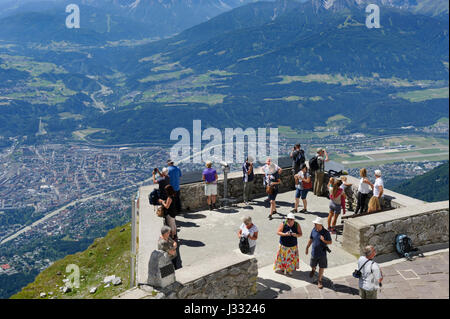 Bewundern Sie die herrlichen Landschaften aus Sicht Touristen in der Nähe von Hefelekar Cable Car Station, Tirol, Österreich Stockfoto