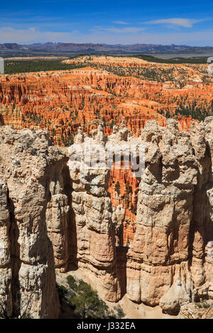 Naturfenster entlang des Rim Trail in der Nähe von bryce Point im bryce Canyon Nationalpark, utah Stockfoto