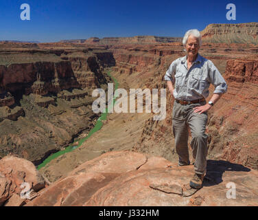 Selbstporträt von Johannes Lämmer oberhalb des Bereichs Fischschwanz Stromschnellen des Colorado River im Grand Canyon National Park, arizona Stockfoto