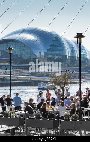 Kai, Newcastle. Blick über den Fluss Tyne von Krug & Klavier mit Sage Gateshead Millennium Bridge im Hintergrund. Newcastle Upon Tyne. UK Stockfoto