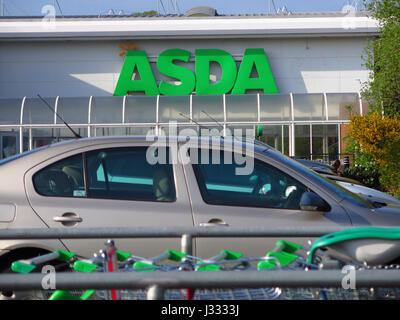 ASDA Supermarkt und Auto und trolleys Stockfoto