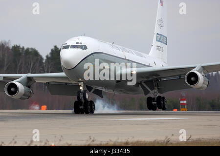 KUBINKA, MOSCOW REGION, Russland - 10. April 2017: Boeing OC-135W 61-2670 von Vereinigte Staaten Luftwaffe Open Skies landet auf dem Kubinka Luftwaffenstützpunkt. Stockfoto