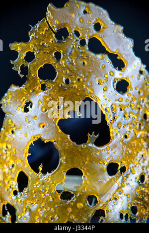 Nahaufnahme Detail Marihuana Öl Konzentrat Platte für betupfen aka ' Zertrümmern ' auf schwarzem Hintergrund isoliert Stockfoto