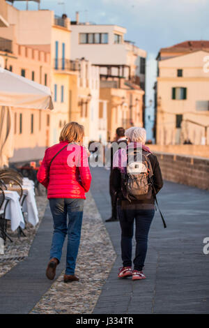 Zwei Frauen gehen in Alghero bei Sonnenuntergang, Sardinien, Italien Stockfoto