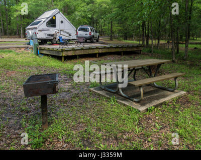 A-Frame Anhänger geparkt auf einem Campingplatz im See Bistineau State Park, Doyline, Louisiana. Stockfoto