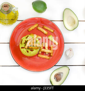 Avocado Hummus mit Mini Grissini, rustikale Stillleben Stockfoto