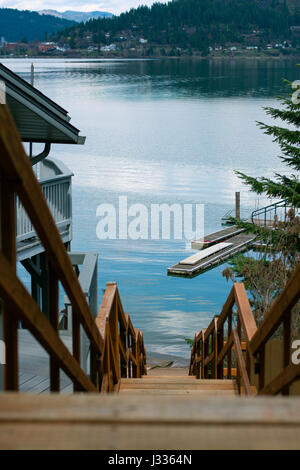 Steile Treppen führen hinunter zum See Stockfoto