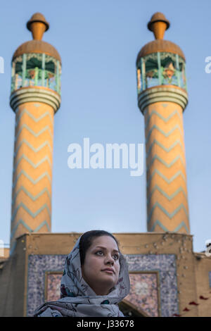 Schöne muslimische Frauen vor Masque menarets in Teheran, Iran Stockfoto