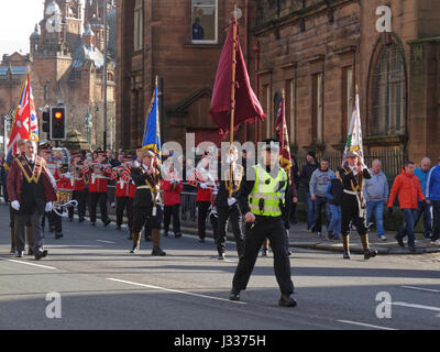 Orange Auftrag Spaziergang Freimaurer Maurer Partick Glasgow Kelvingrove Kunstgalerien in der Hintergrund marching März Saison Stockfoto