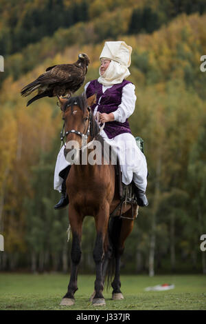 Kirgisische posieren für Porträts in regionalen Trachten bei einem Festprogramm auf der Welt Nomad Spiele 2016 in Kyrchyn Schlucht. Stockfoto